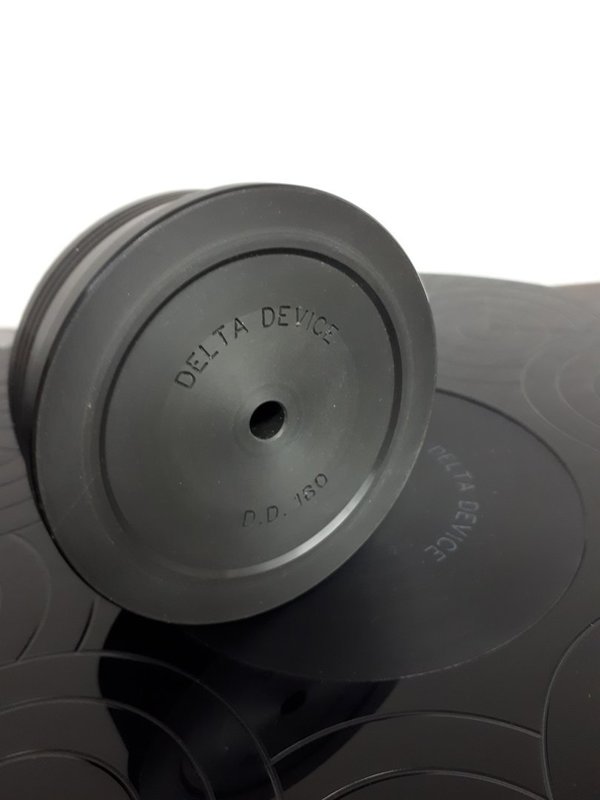 Record Puck Schallplatten Dämpfer Beschwerer DELTA DEVICE 180g Vinyl schwarz-glänzend mit Logo