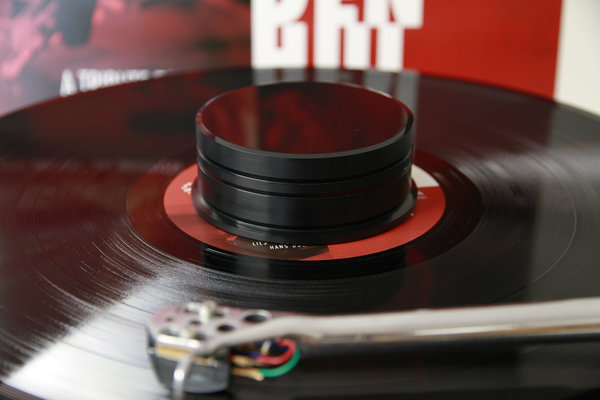 Record Puck Schallplatten Dämpfer Beschwerer DELTA DEVICE 180g Vinyl schwarz - Oberseite poliert