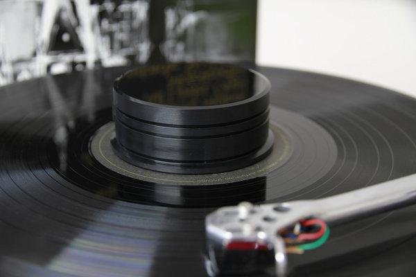 Record Puck Schallplatten Dämpfer Beschwerer DELTA DEVICE 180g Vinyl schwarz - Oberseite poliert